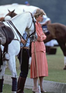 35 صورة تروي رحلة الأميرة ديانا مع الخيول رفيقة النشأة والزواج والأمومة