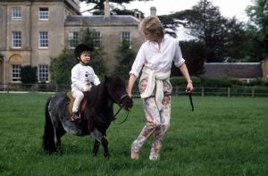35 صورة تروي رحلة الأميرة ديانا مع الخيول رفيقة النشأة والزواج والأمومة