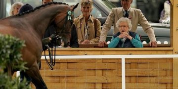 الملكة إليزابيث في معرض وندسور للخيول