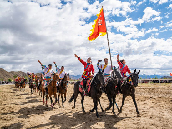 إنطلاق فعاليات سباق الخيول الشعبيى في الصين 