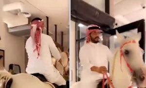 فيديو..شاهد كيف اقتحم شاب سعودي مطعما بحصانه احتفالا باليوم الوطني