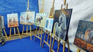 صور.. معرض فني ضمن برنامج افتتاح مهرجان الشرقية للخيول