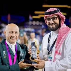 الأمير عبدالله بن فهد يكرم فرسان قفز الحواجز بعد الفوز بذهبيتي الآسيوية الـ 19