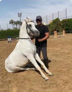 أنا وصديقي الوفي همام.. أحمد السقا ينشر صوره برفقة حصانه.. ويعلق بأبيات للمتنبي