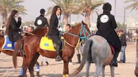 فيديو وصور.. رقصة الدحّة البدوية في سباق الخيول بصحراء الموصل