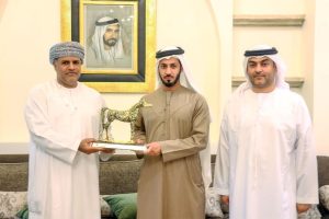 جمعية الخيول العربية تبحث التعاون مع «الخيالة السلطاني» في عمان
