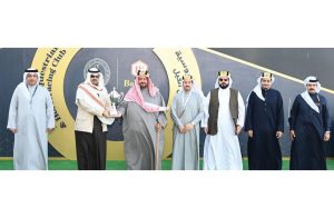 الشيخ خليفة بن علي يتوّج الفائزين بكأسَي المحافظة في السباق الـ17لنادي راشد بالبحرين
