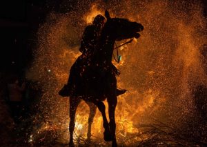 فيديو.. شاهد الإثارة.. تطهيرالخيول بالقفز فوق النيران في إسبانيا