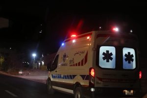 وفاة شاب وإصابة آخر في حادث اصطدام سيارة أثناء ركوبهم الخيل في الأردن