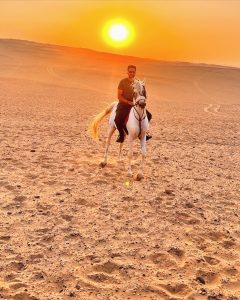 عصام السقا يشارك جمهوره بصور جديدة على فيس بوك برفقة حصانه المفضل