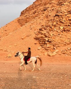 عصام السقا يشارك جمهوره بصور جديدة على فيس بوك برفقة حصانه المفضل