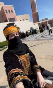 شاهد فتاة سعودية تحتفل بيوم التأسيس على ظهر الخيل.. فيديو