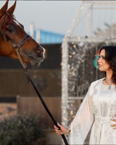 الإعلامية مايا الشربيني تظهر بإطلالة ساحرة مع الخيول
