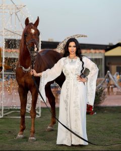 الإعلامية مايا الشربيني تظهر بإطلالة ساحرة مع الخيول