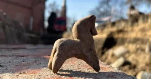 اكتشاف تمثال أثري لحصان لعبة عمره 800 عام فى بولندا